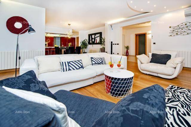 Geräumiger Wohnbereich mit bequemen Sofas und offenem Übergang zum Esszimmer.