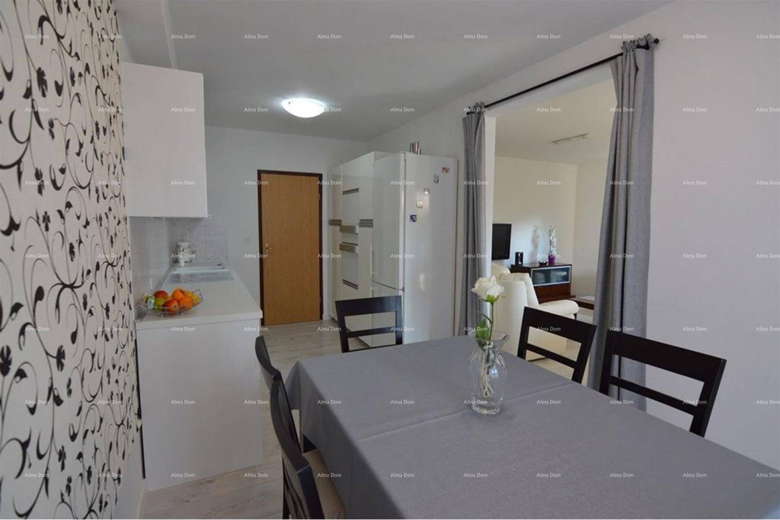 Essbereich mit Blick auf die Küche und den angrenzenden Wohnbereich.