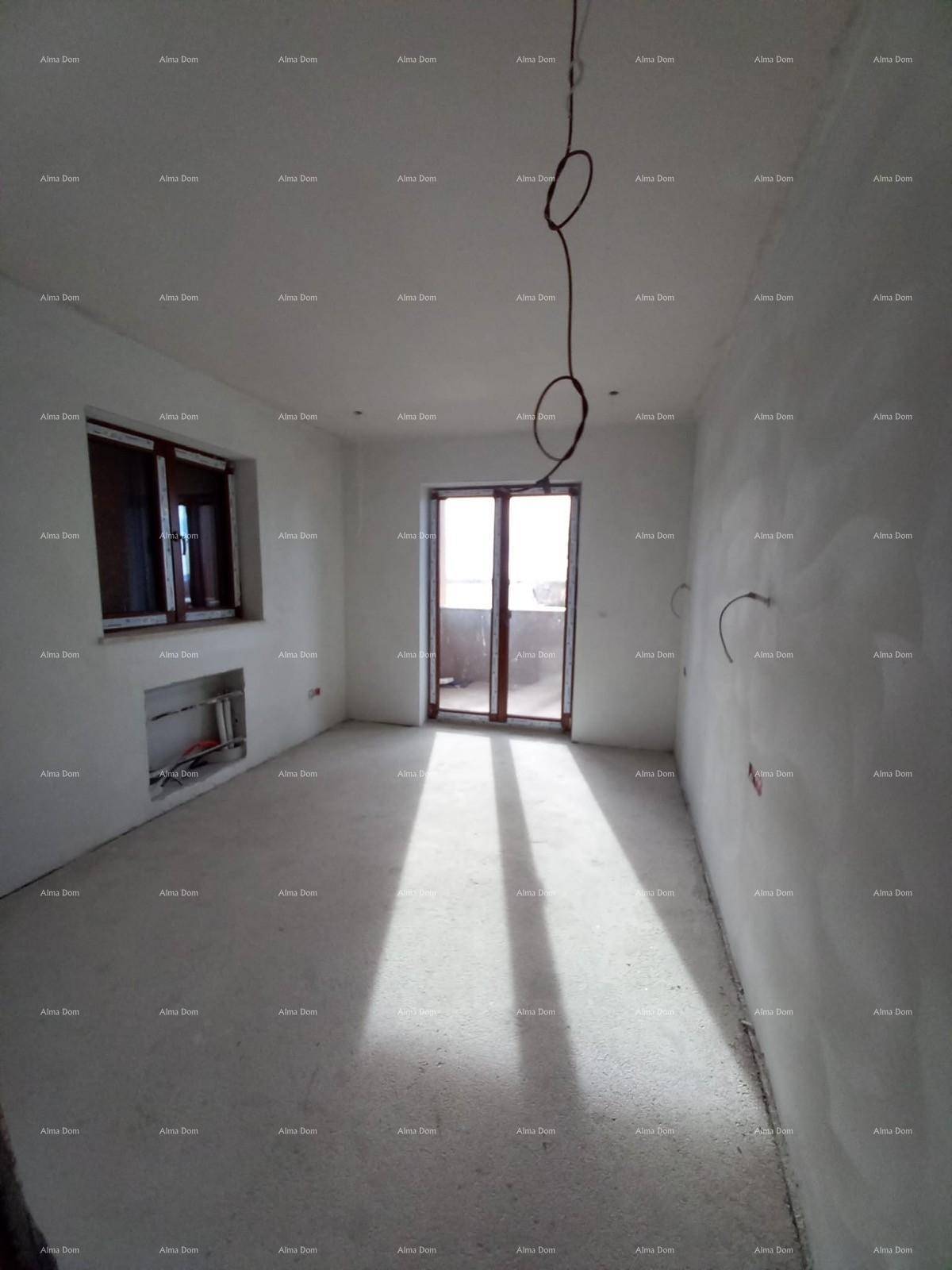 Sonnenlicht durchfluteter Raum im Rohbau mit Fenster und Tür.