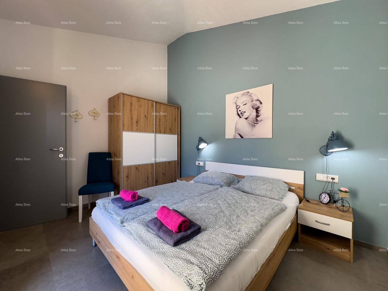 Gemütliches Schlafzimmer mit Doppelbett, Holzschrank und blauer Akzentwand.