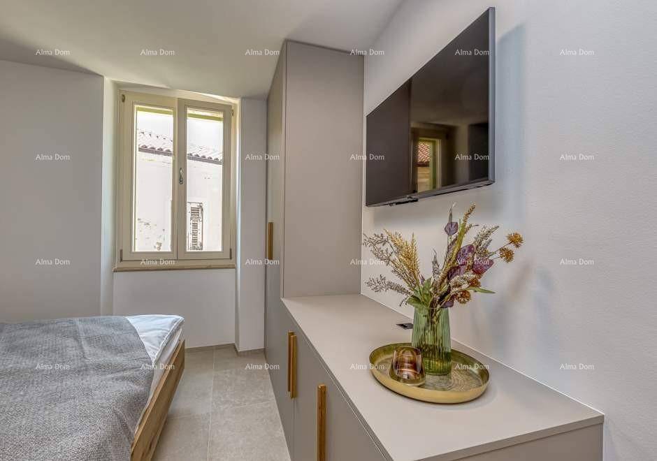 Modernes Schlafzimmer mit Doppelbett, Einbauschränken und Wandfernseher.