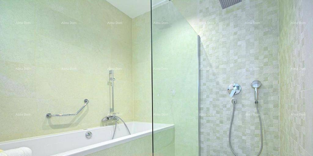 Helles Badezimmer mit Badewanne, Duschbereich und Mosaikfliesen in neutralen Farbtönen.