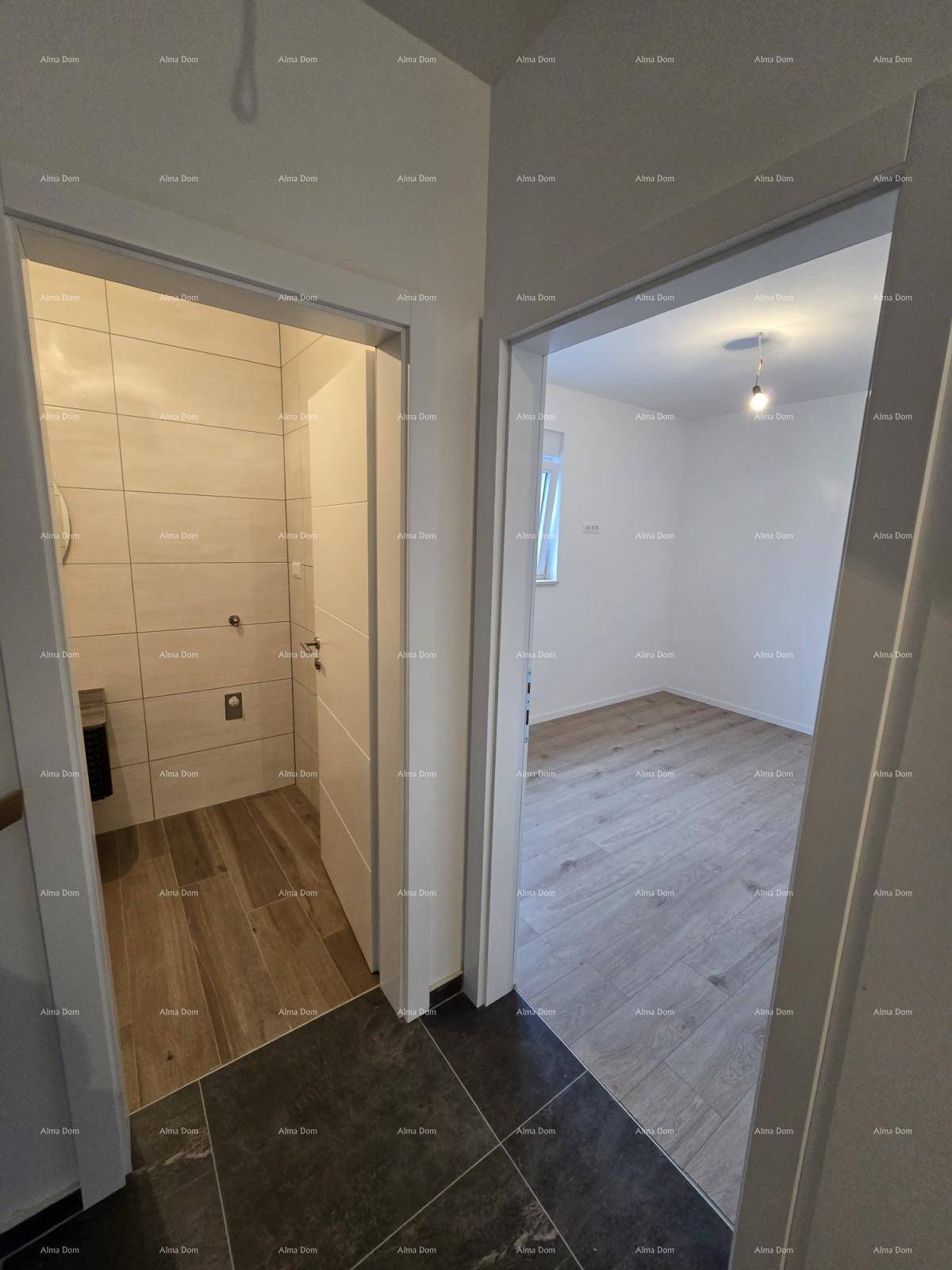 Flur mit Zugang zu Bad und Zimmer, ausgestattet mit hellem Laminatboden.