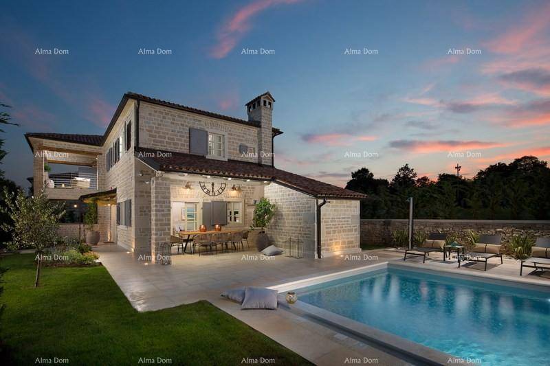 Abendliche Ansicht des Hauses mit beleuchtetem Pool und gemütlicher Terrasse.