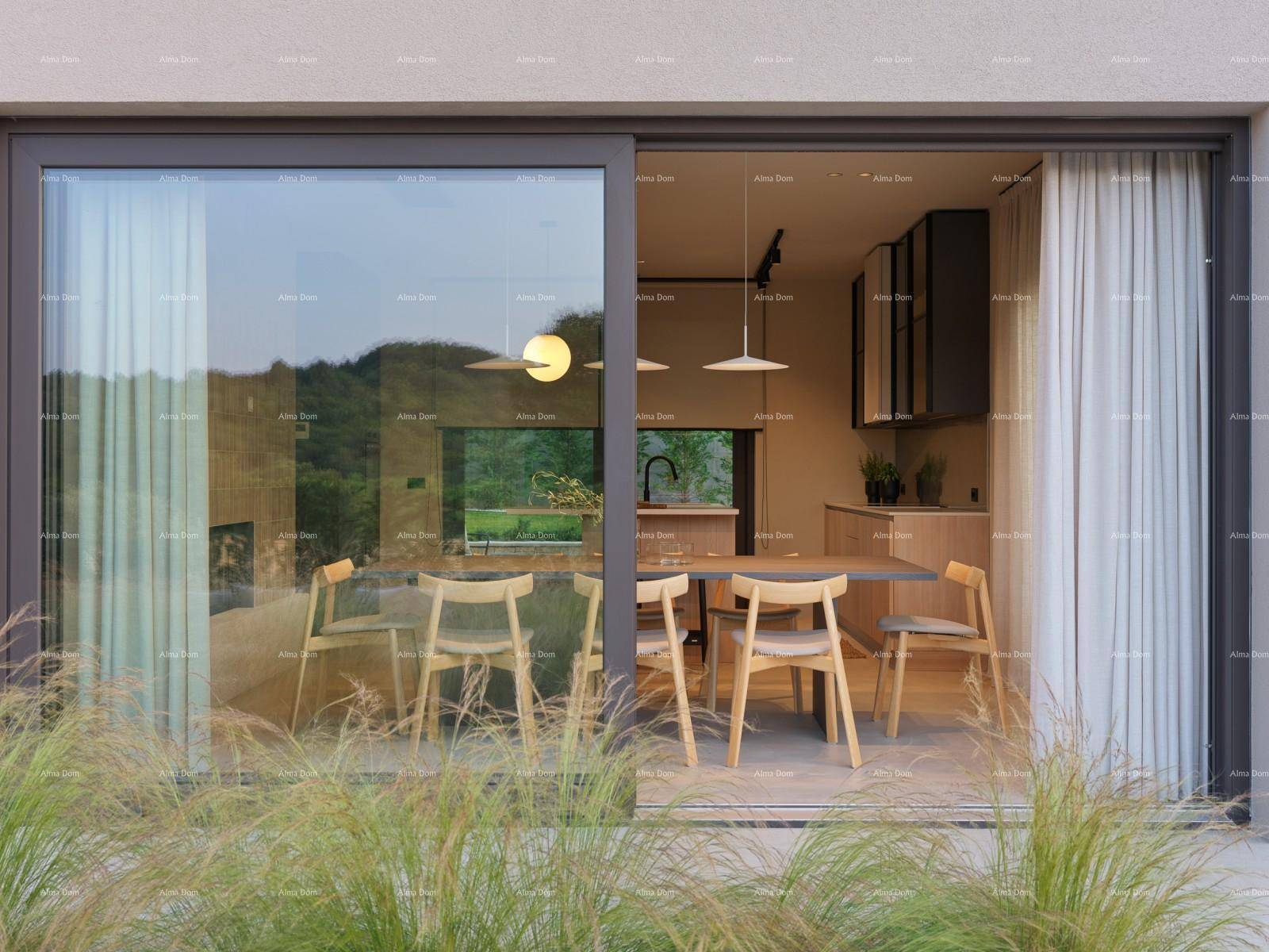 Essbereich mit Holztisch und Stühlen, sichtbar durch eine große Glasschiebetür.
