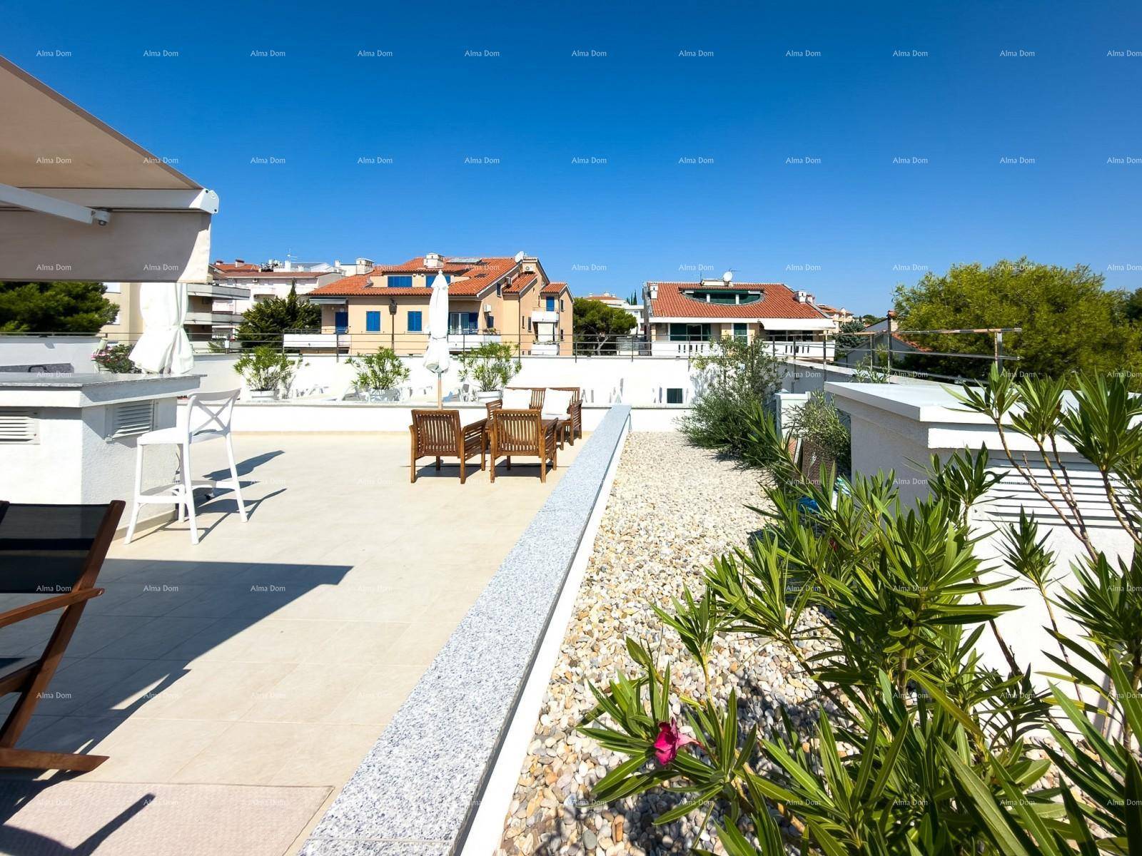 Weitläufige Dachterrasse mit mediterranen Pflanzen und verschiedenen Sitzbereichen.