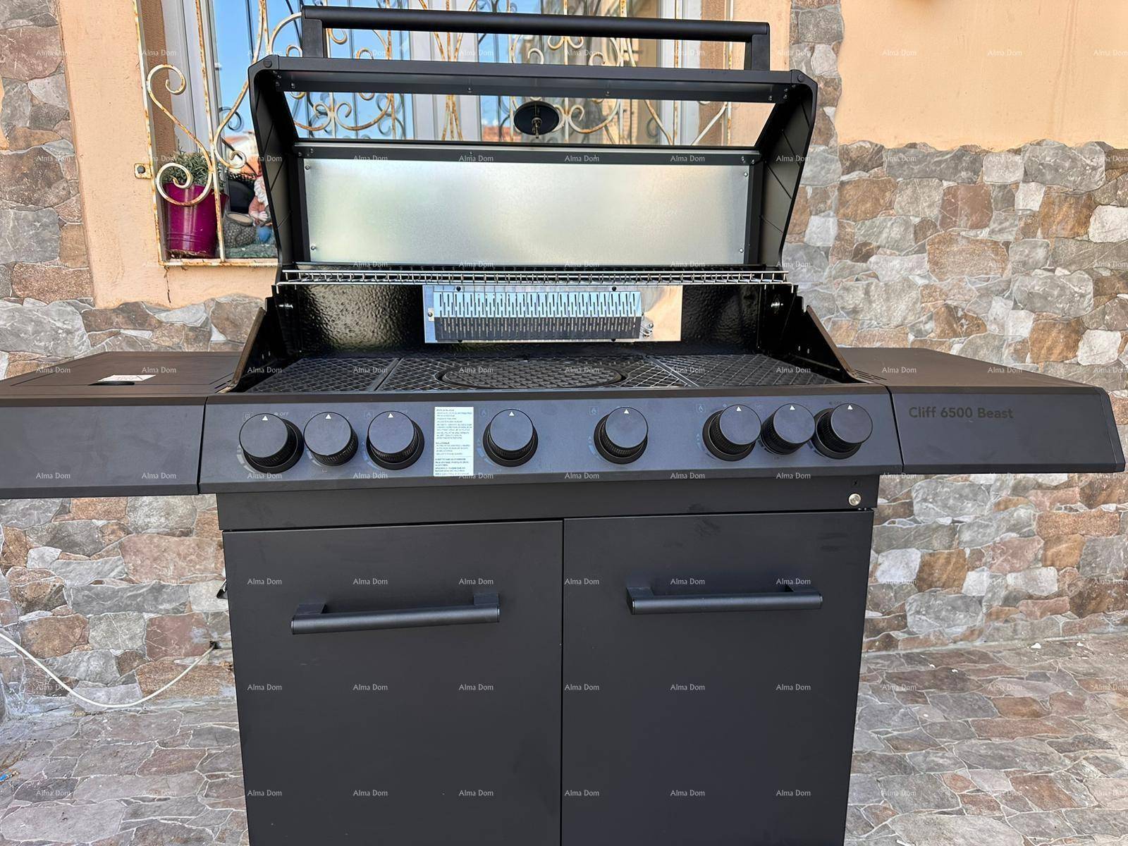 Großer moderner Gasgrill auf einer Außenterrasse, bereit für gesellige Grillabende.
