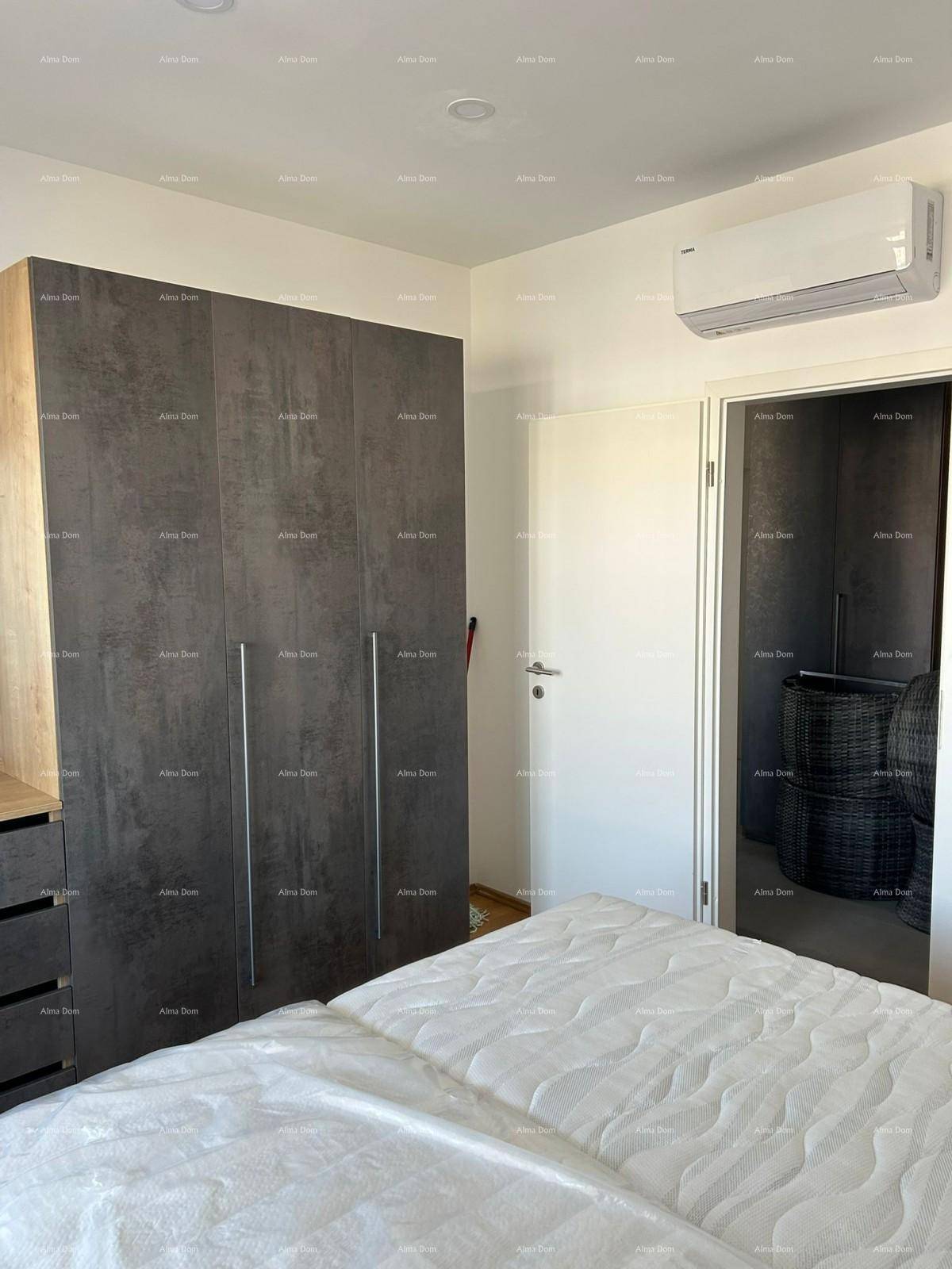 Schlafzimmer mit großem Kleiderschrank und Klimaanlage, bereit für die Einrichtung.
