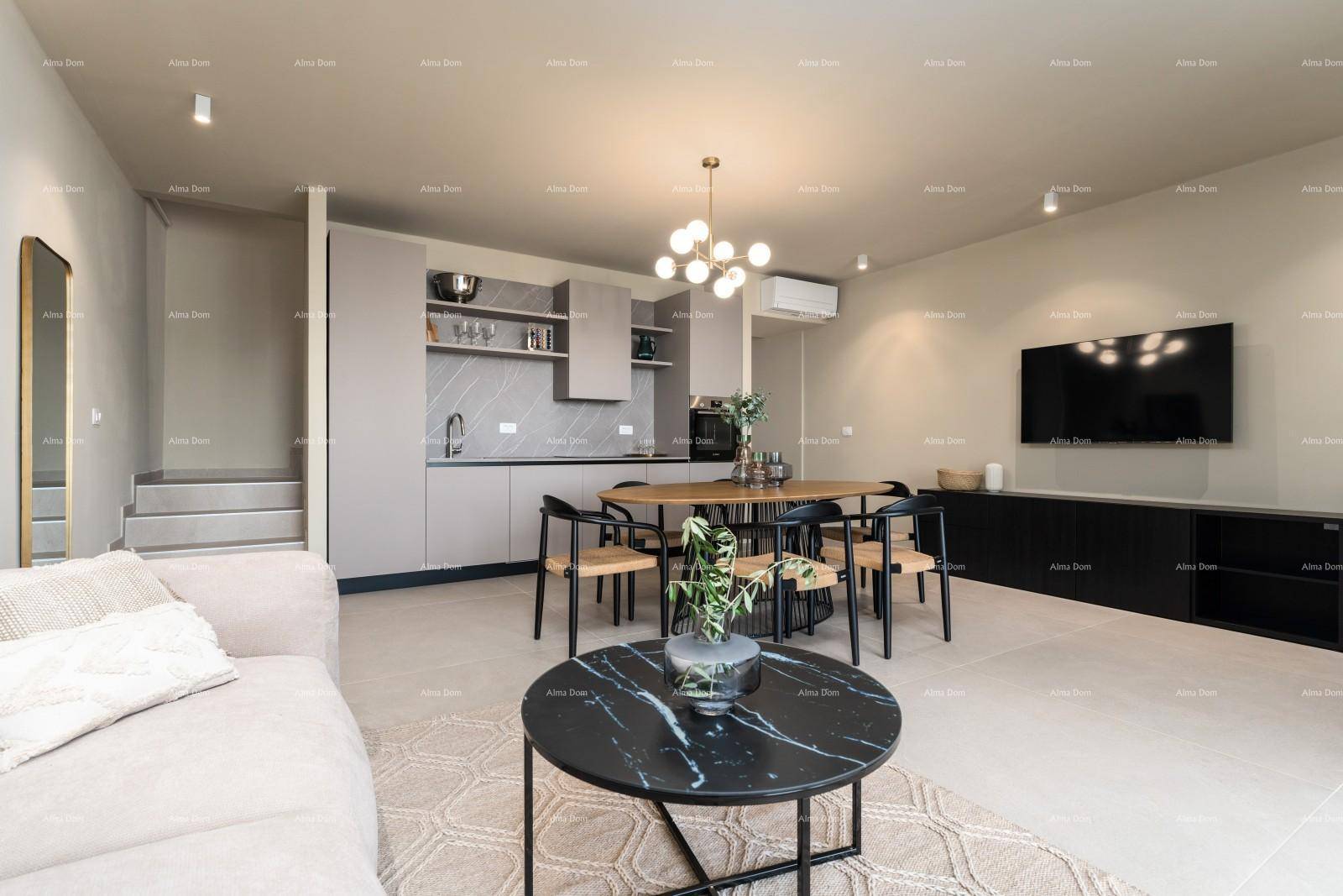 Offener Wohnbereich mit integrierter Küche, Esstisch und modernem Interieur.