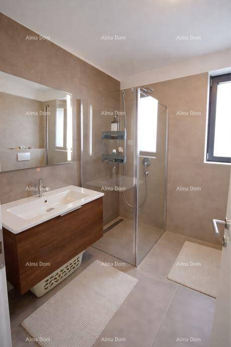 Modernes Badezimmer mit begehbarer Dusche, Einzelwaschbecken und beigen Fliesen an Wänden und Boden.