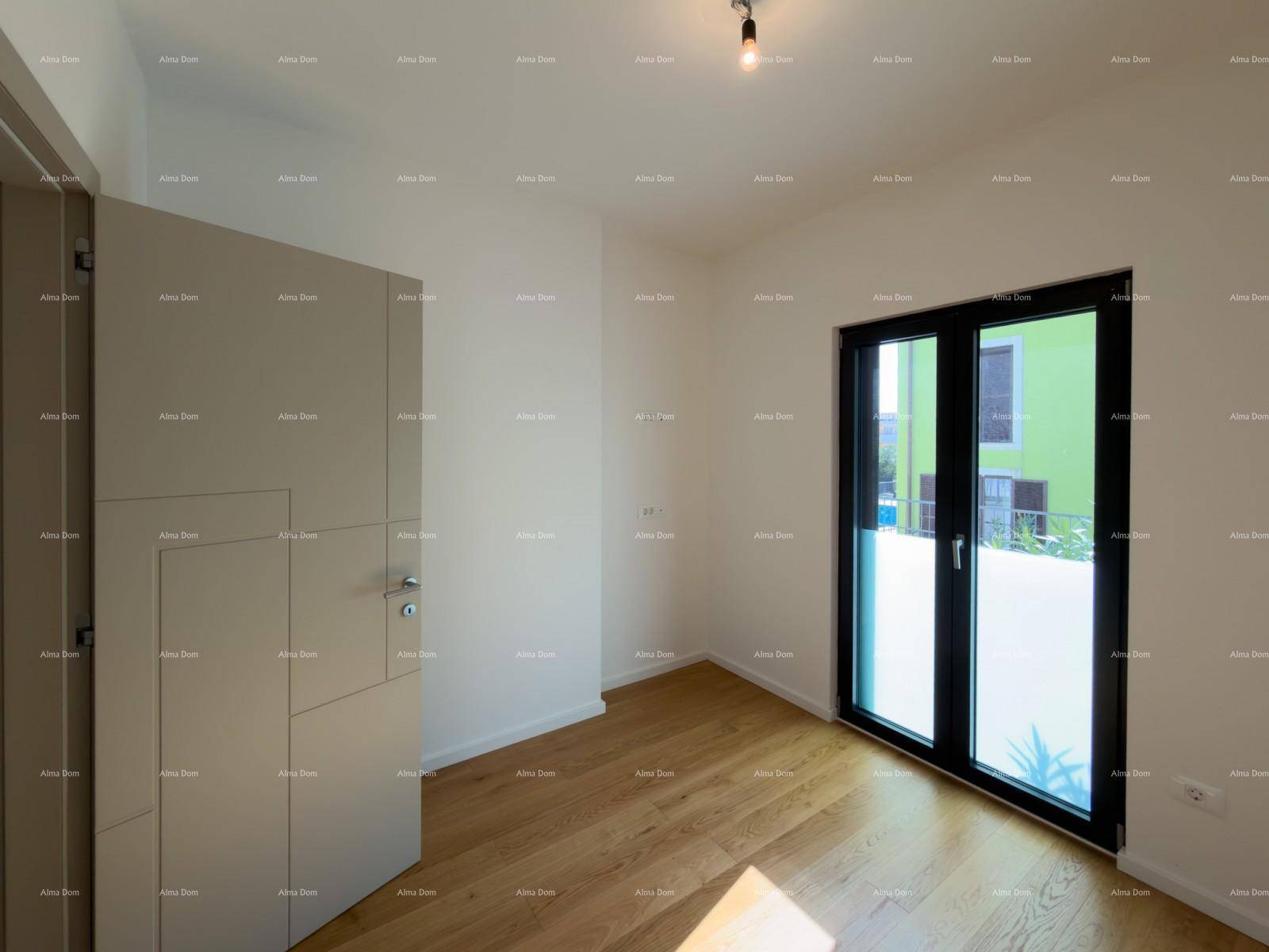 Helles Schlafzimmer mit Holzboden, integriertem Schrank und Zugang zu einem Außenbereich.