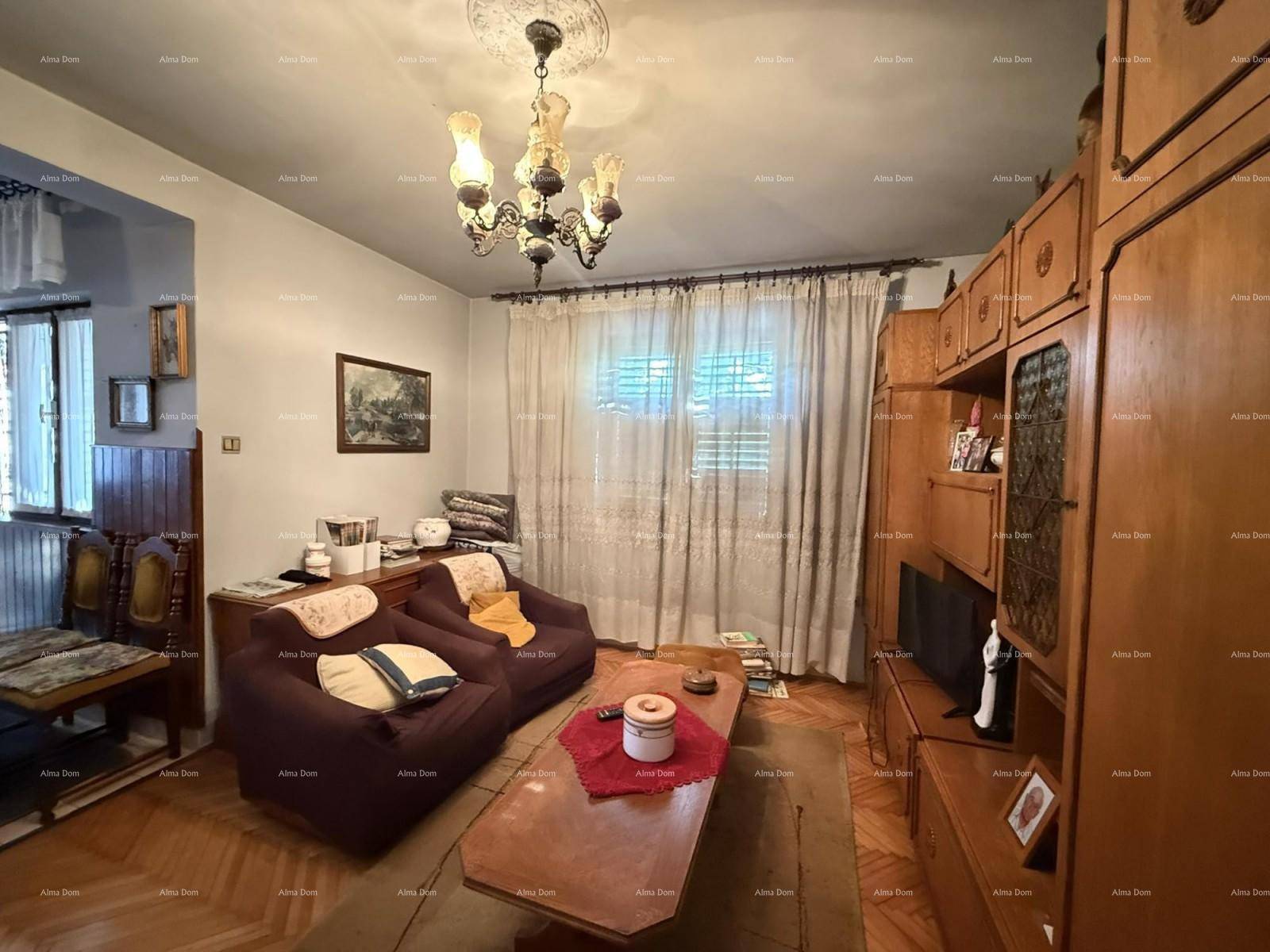 Gemütliches Wohnzimmer mit bequemen Sofas, Holztisch und Parkettboden.