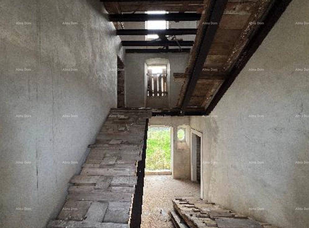 Rustikale Holztreppe in einem unfertigen Innenraum mit freiliegenden Holzbalken und Steinwänden.