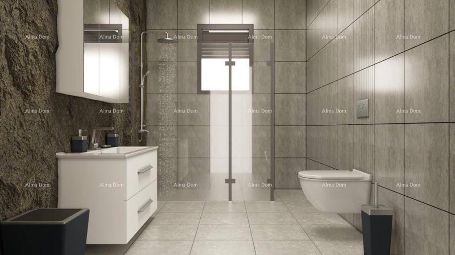 Elegantes Badezimmer mit wandhängendem WC, begehbarer Dusche und modernen Fliesen.