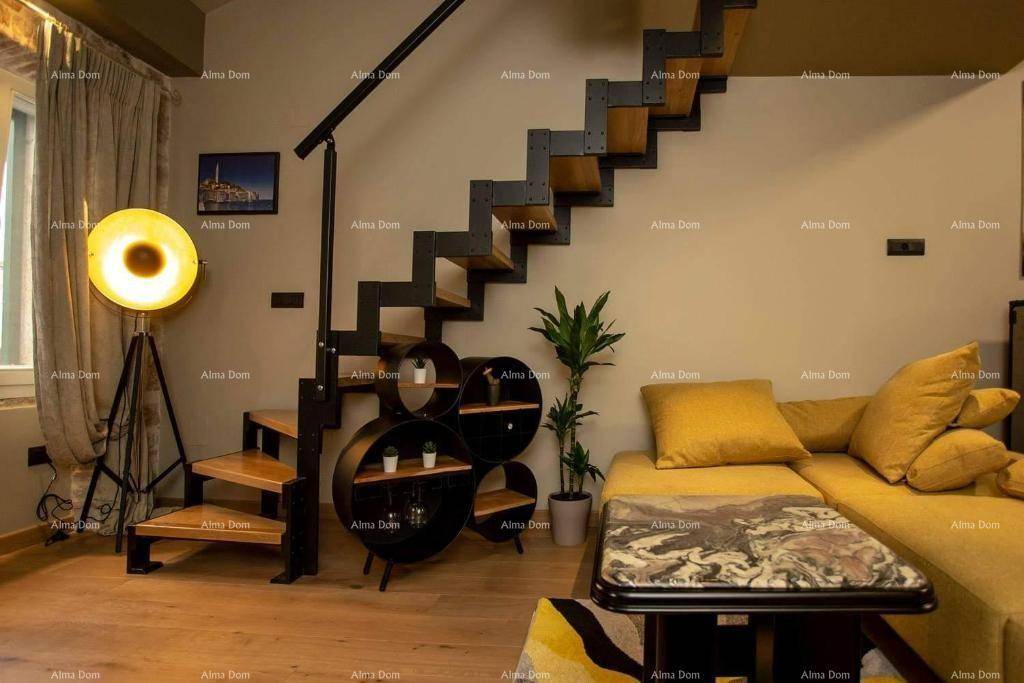 Heller Wohnbereich mit gelbem Sofa, moderner Treppe und stilvoller Stehlampe, die eine gemütliche Atmosphäre schafft.