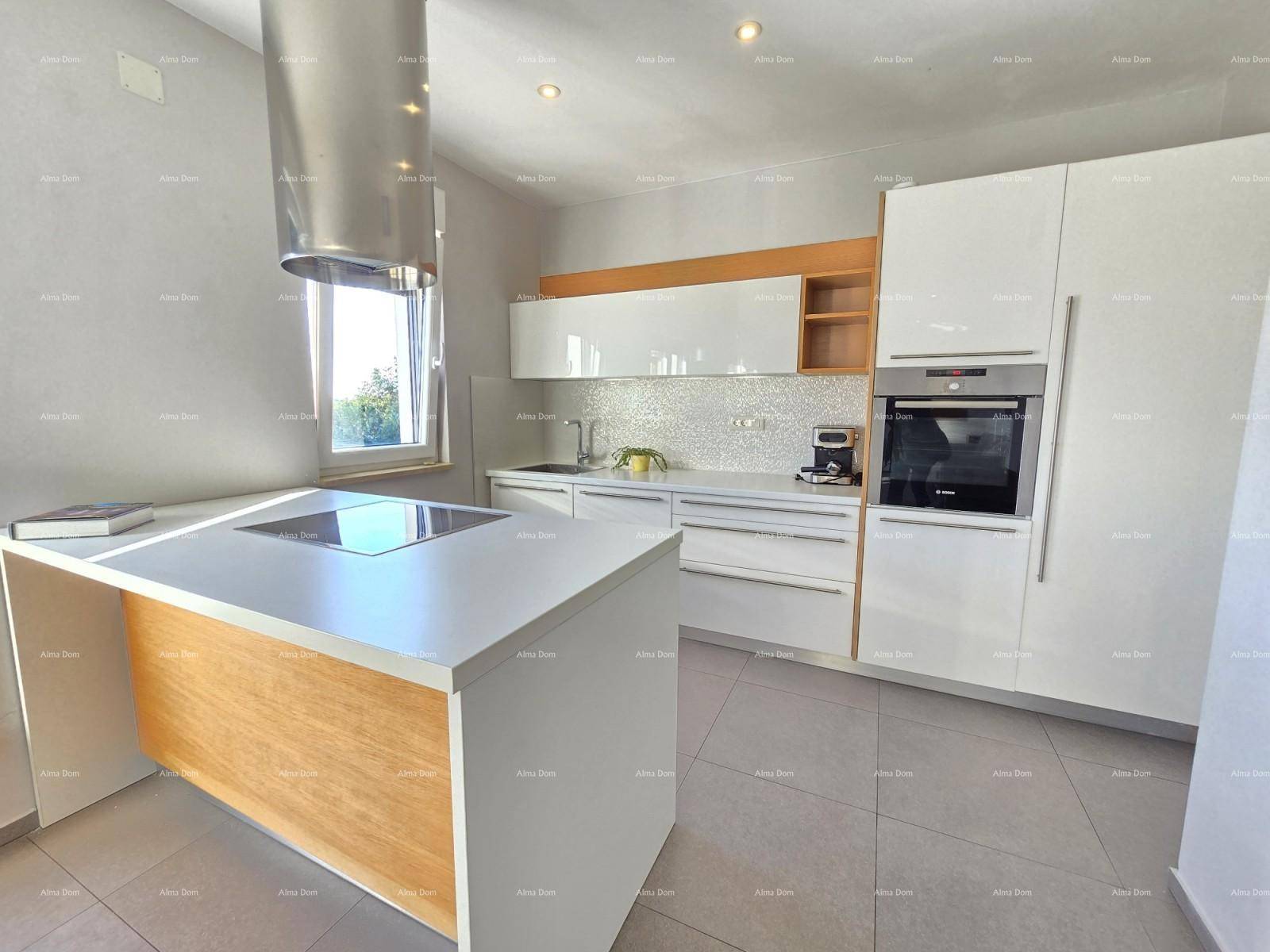 Moderne Küche mit Kochinsel, weißen Hochglanzfronten und integrierten Geräten.