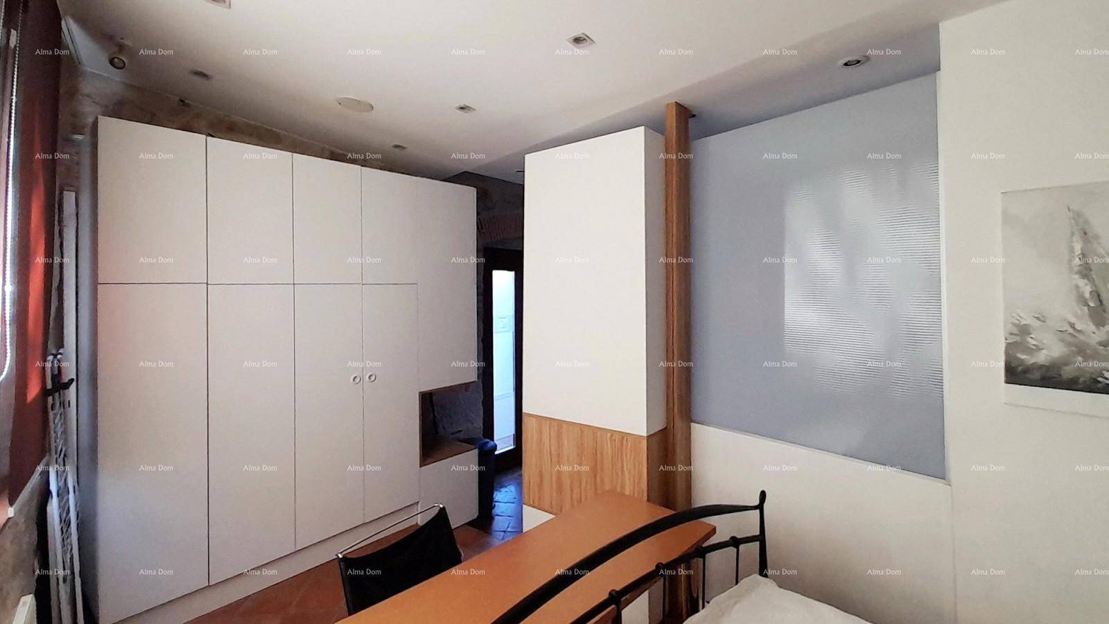 Schlafbereich mit integrierten weißen Kleiderschränken und modernem Design.