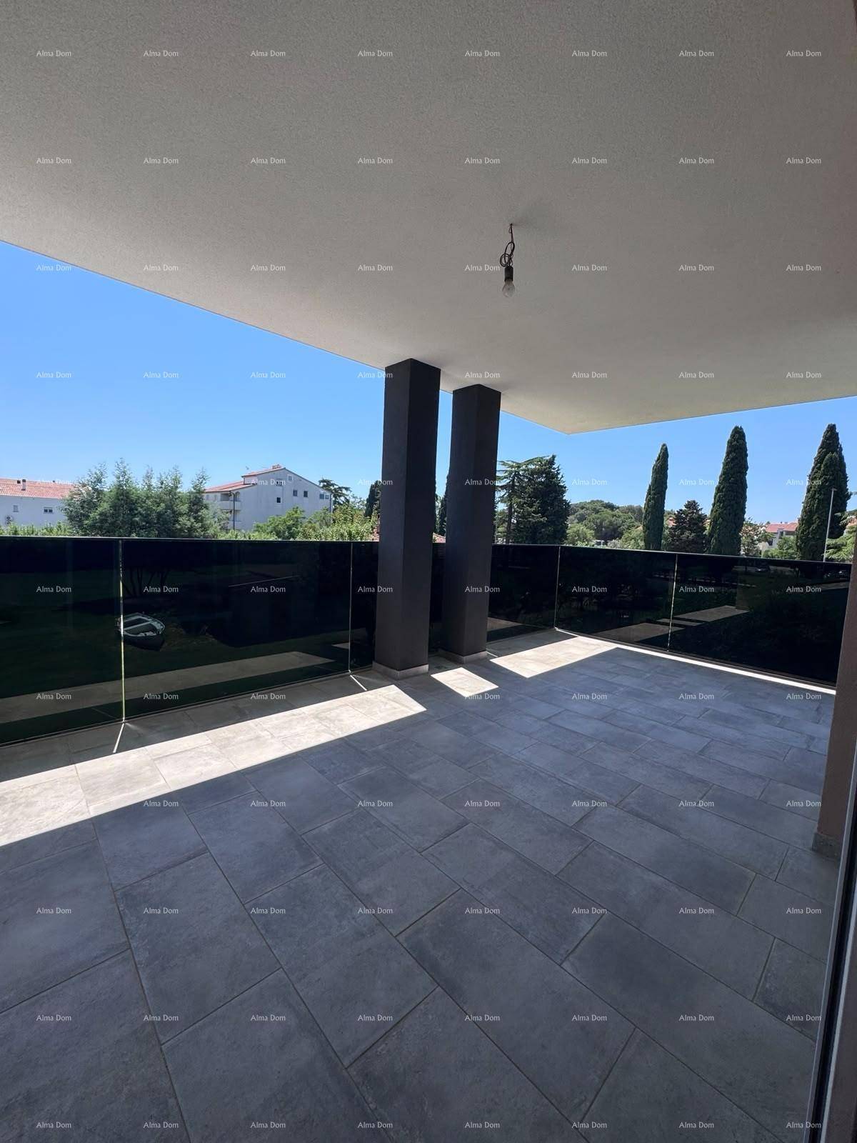 Geräumige, geflieste Terrasse mit Glasgeländer und Säulen, bietet einen weiten Blick.