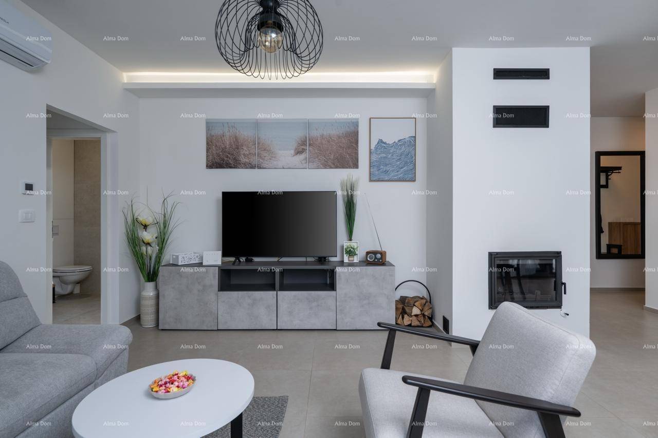Gemütliches Wohnzimmer mit Kamin, bequemer Couch und moderner Einrichtung.