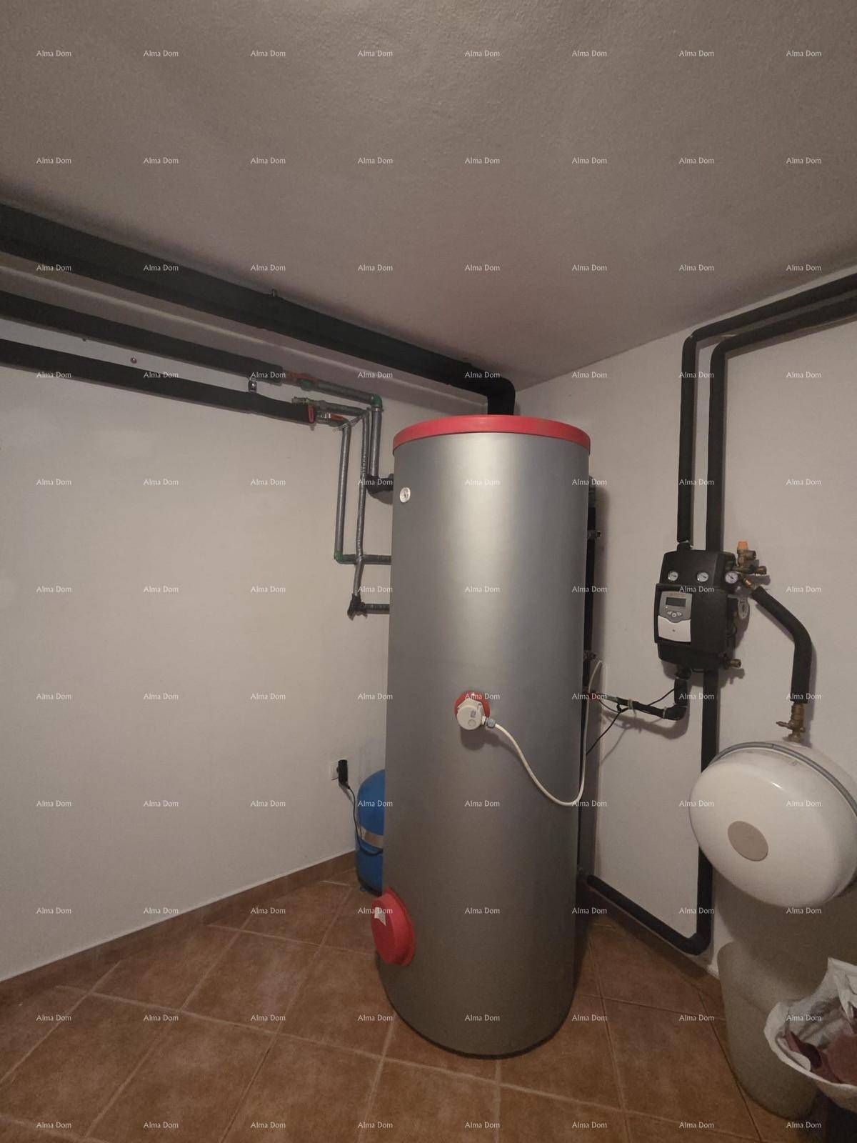 Technikraum mit Warmwasserspeicher und Rohrleitungen, dient der Versorgung des Hauses.