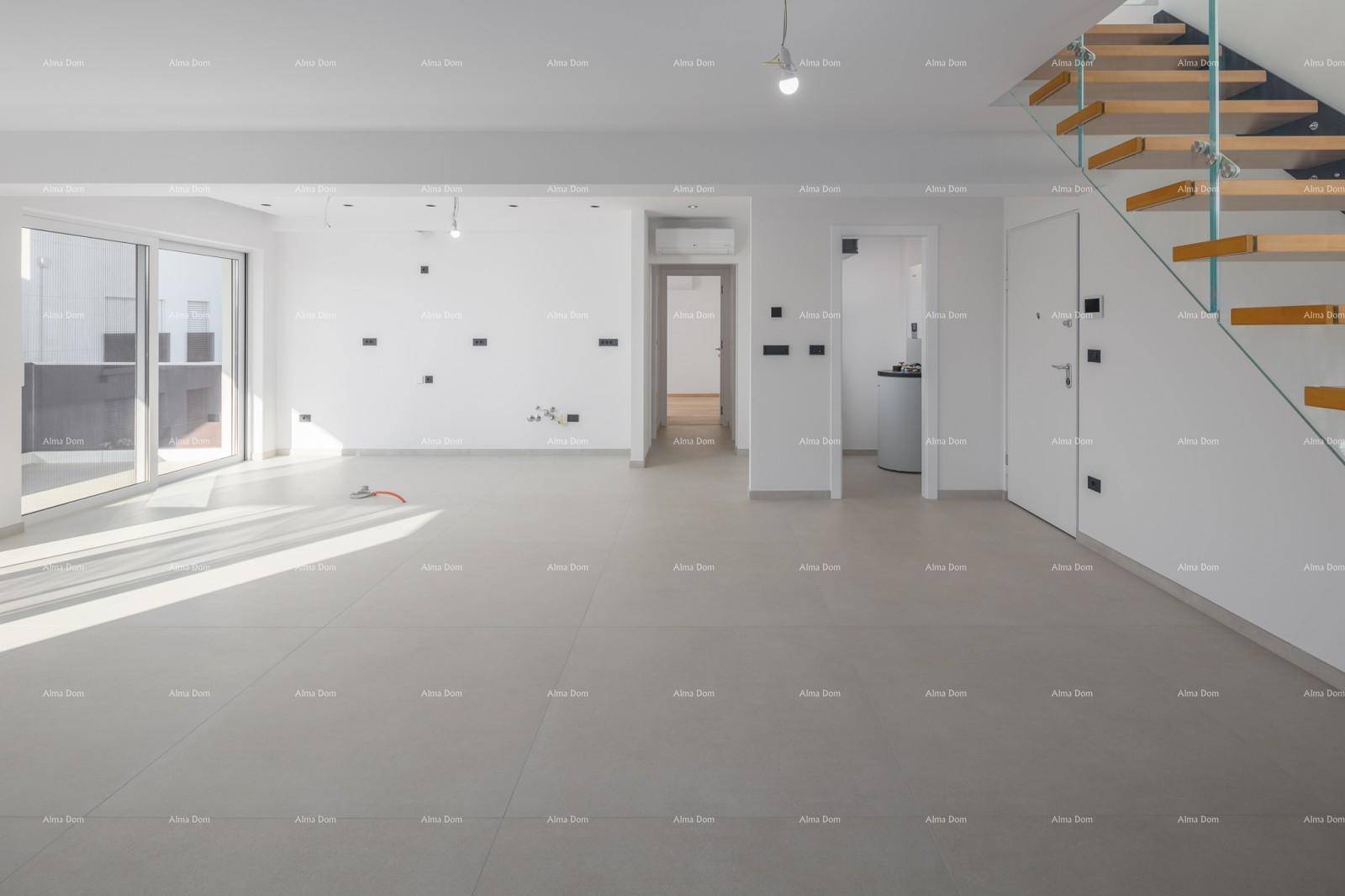 Heller Wohnbereich mit moderner Treppe und Zugang zu weiteren Räumen, ideal für Familien.