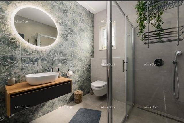 Stilvolles Badezimmer mit begehbarer Dusche, Holzwaschtisch und modernem, beleuchtetem Spiegel.