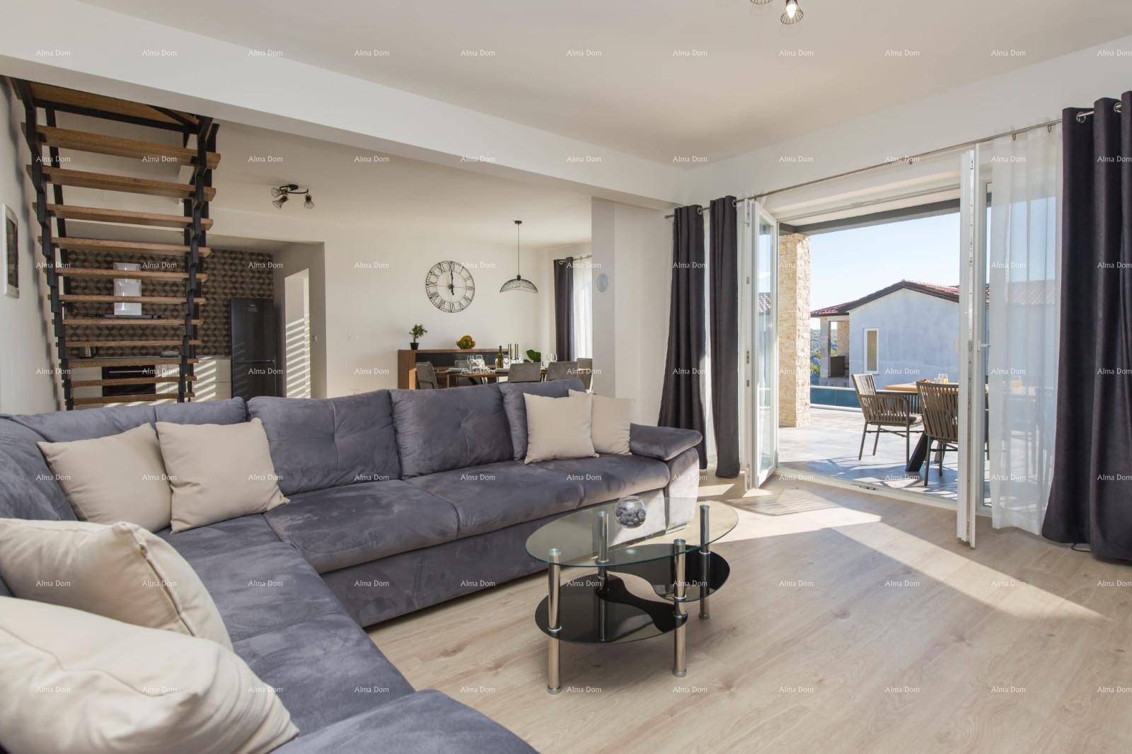 Geräumiges Wohnzimmer mit großem Ecksofa, Holzboden und Zugang zur Außenterrasse.