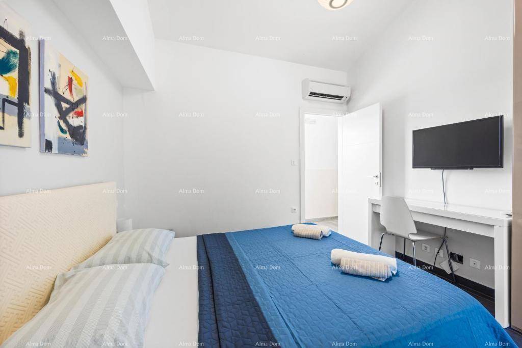 Helles Schlafzimmer mit Doppelbett, Schreibtisch und Klimaanlage, modern eingerichtet.