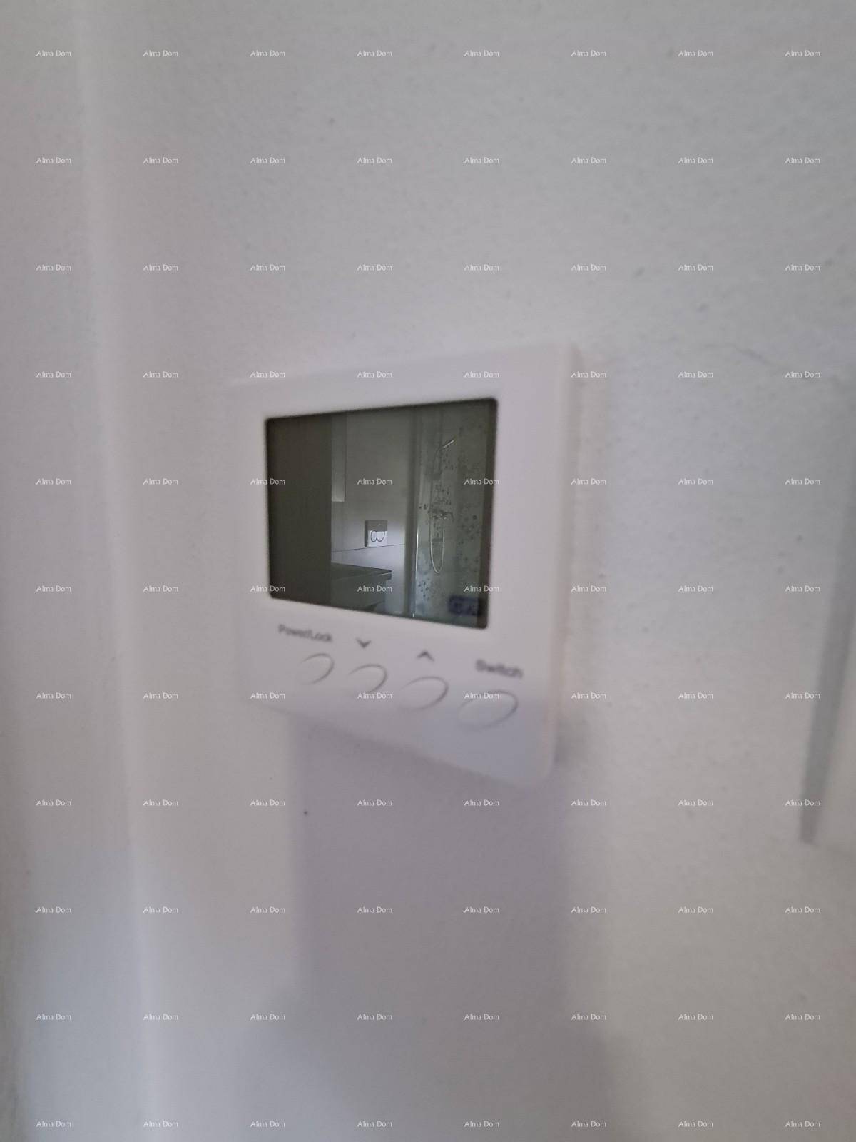 Nahaufnahme eines modernen Thermostats zur Klimasteuerung an der Wand.