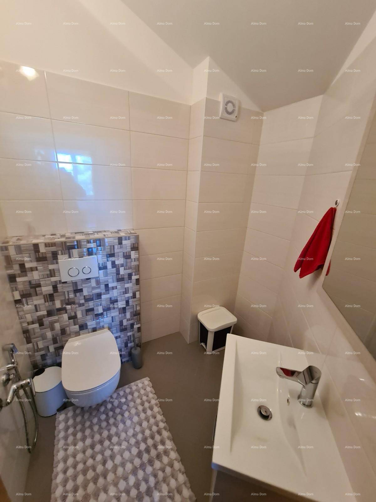 Modernes Gäste-WC mit Wand-WC, kleinem Waschbecken und dekorativen Fliesenakzenten.
