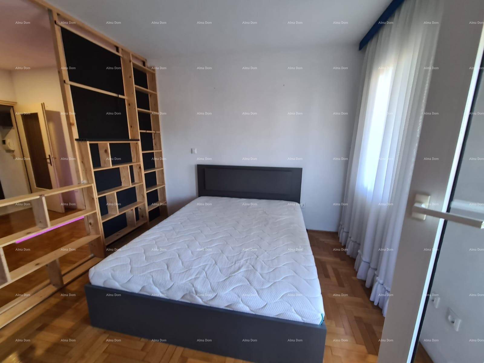 Schlafzimmer mit Bett und einer dekorativen Holzlamellenwand.