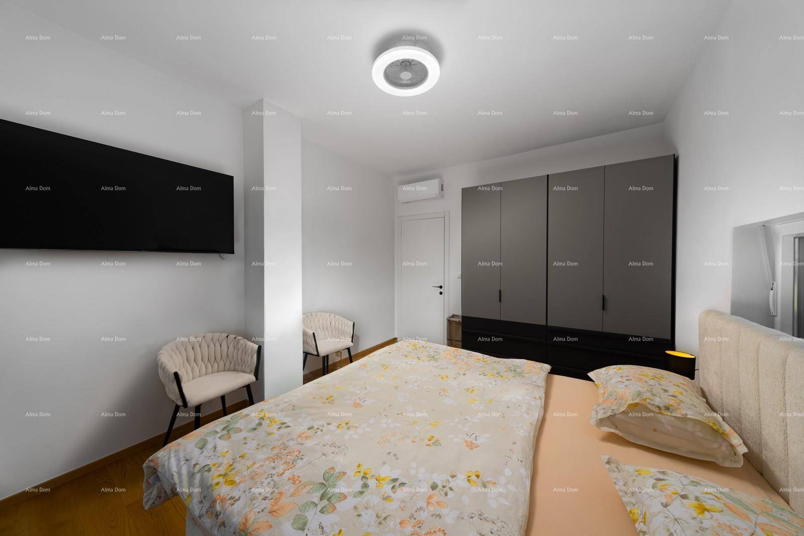 Schlafzimmer mit Doppelbett, Wandfernseher und modernem Kleiderschrank, klimatisiert.