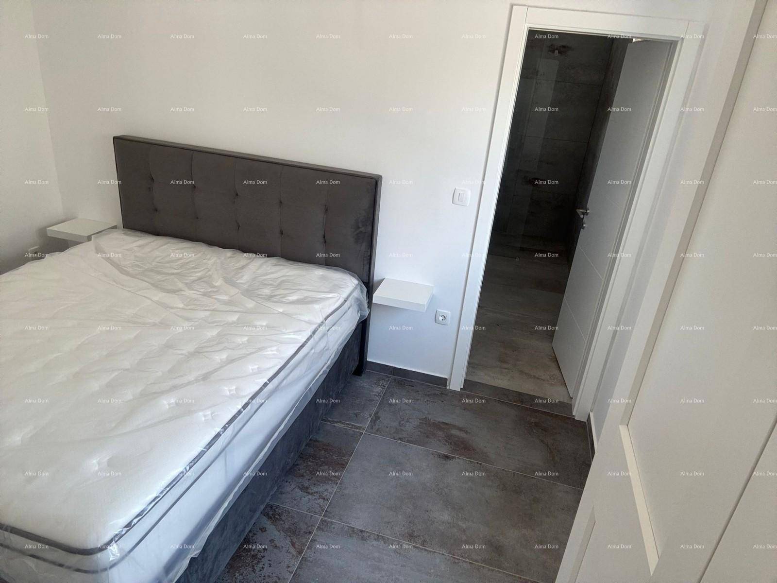 Schlafzimmer mit Doppelbett und direktem Zugang zu einem modernen Badezimmer mit Dusche.