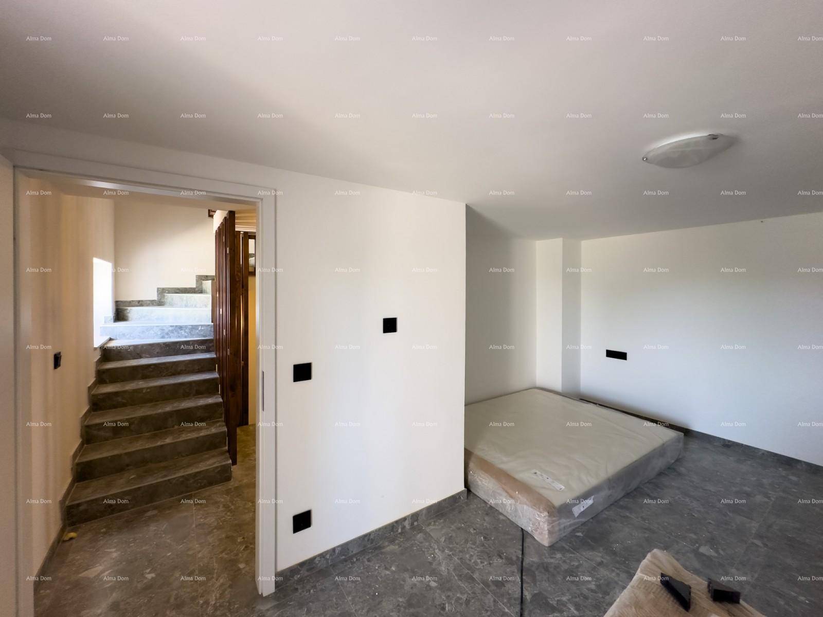 Schlafzimmer mit Zugang zum Flur und Blick auf den Treppenaufgang mit Holzlamellen und Fliesenboden.