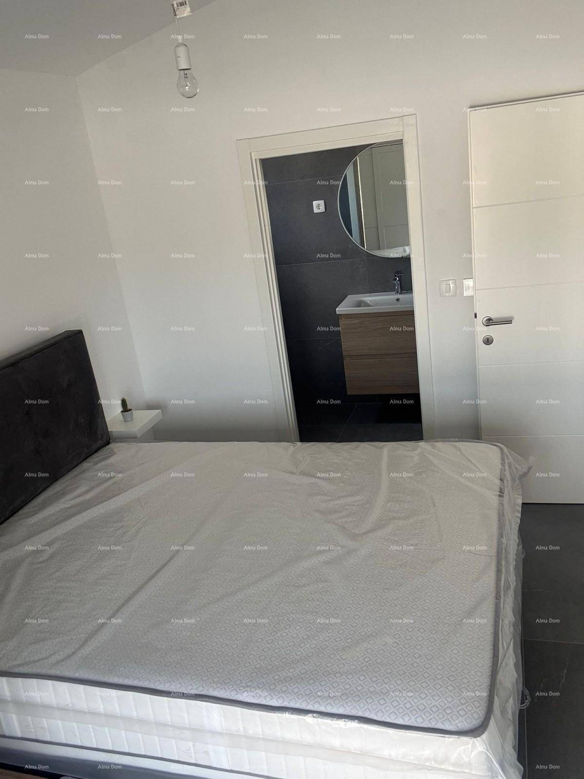 Schlafzimmer mit neuem Bett und Blick auf das angrenzende moderne Badezimmer.
