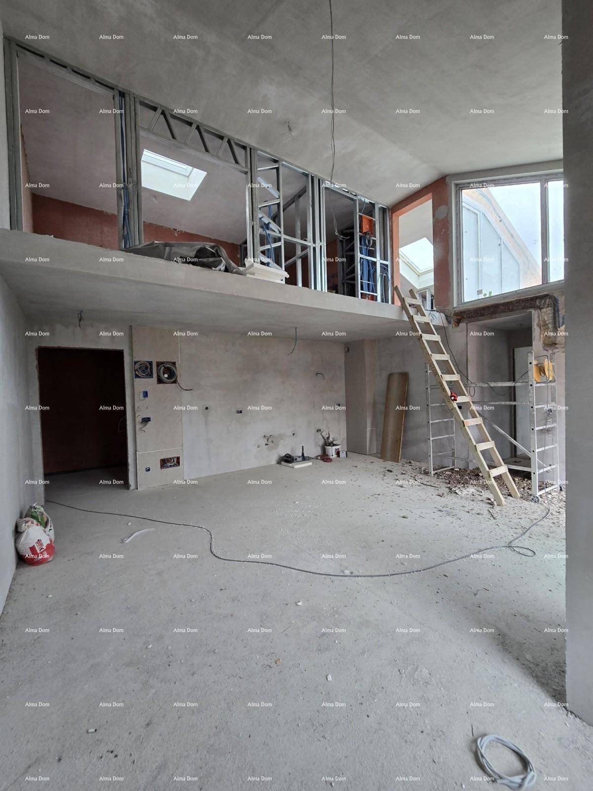 Unfertiger Innenraum mit Zwischengeschoss, Betonboden und hohen Decken im Loft-Stil.