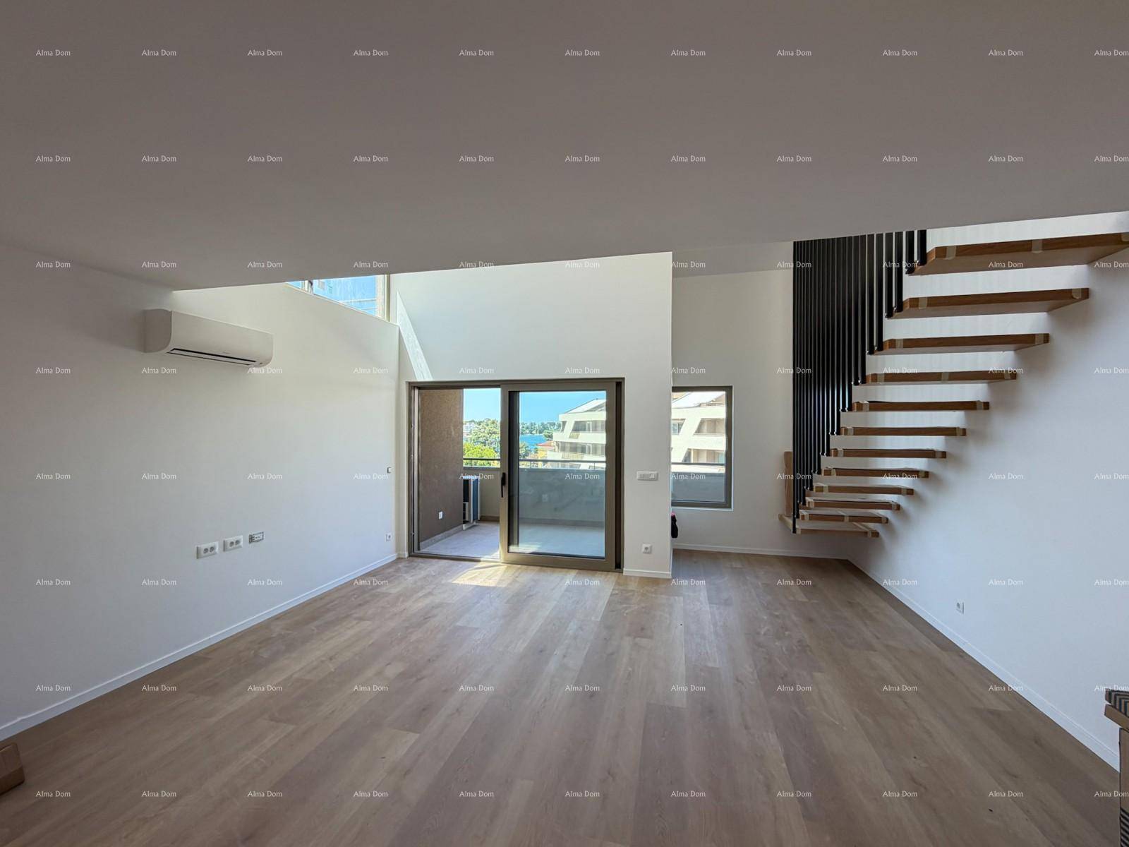 Großzügiges Wohnzimmer mit Holzboden, Klimaanlage und Schiebetüren zum Außenbereich.