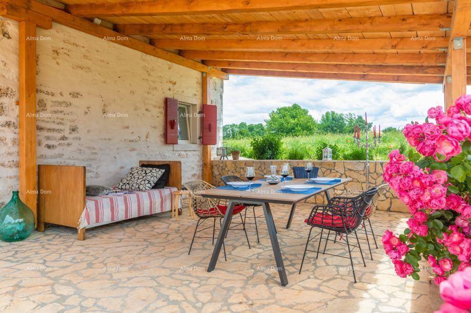 Gemütliche überdachte Terrasse mit Esstisch und Sitzgelegenheiten, umgeben von Natur.