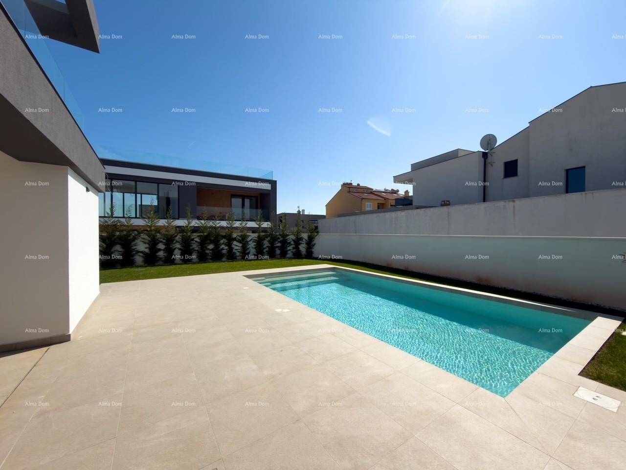 Gepflegter Gartenbereich mit Swimmingpool und sonniger Liegefläche.