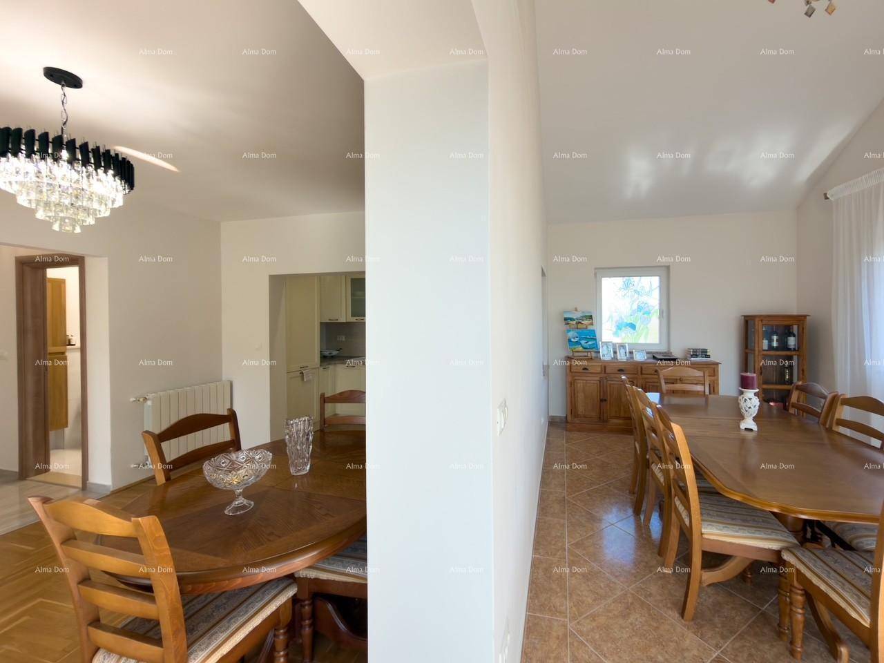 Zwei Ansichten eines Essbereichs mit Holztisch und Stühlen, einmal mit Parkett, einmal mit Fliesen.