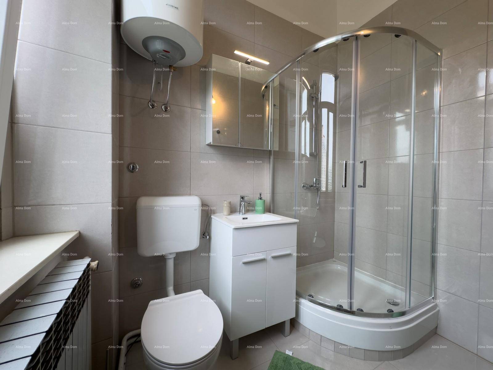 Modernes Badezimmer mit Duschkabine, Toilette, Waschbeckenunterschrank und Warmwasserbereiter.