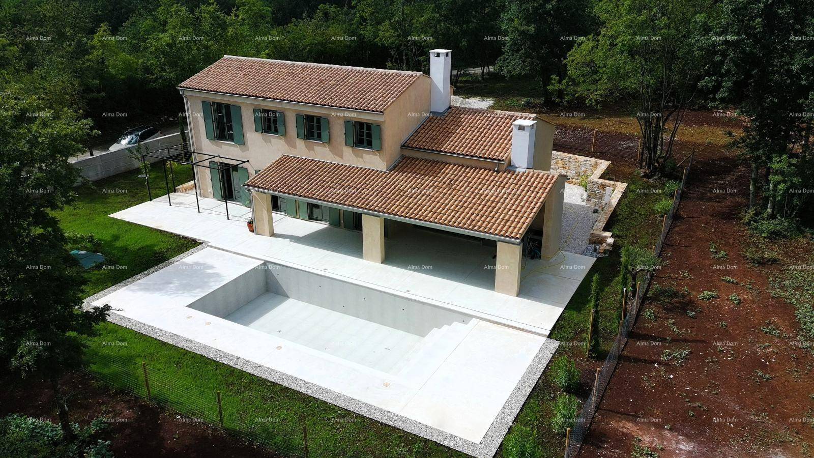 Neues Haus mit großem Poolbereich und weitläufiger Terrasse umgeben von Natur.