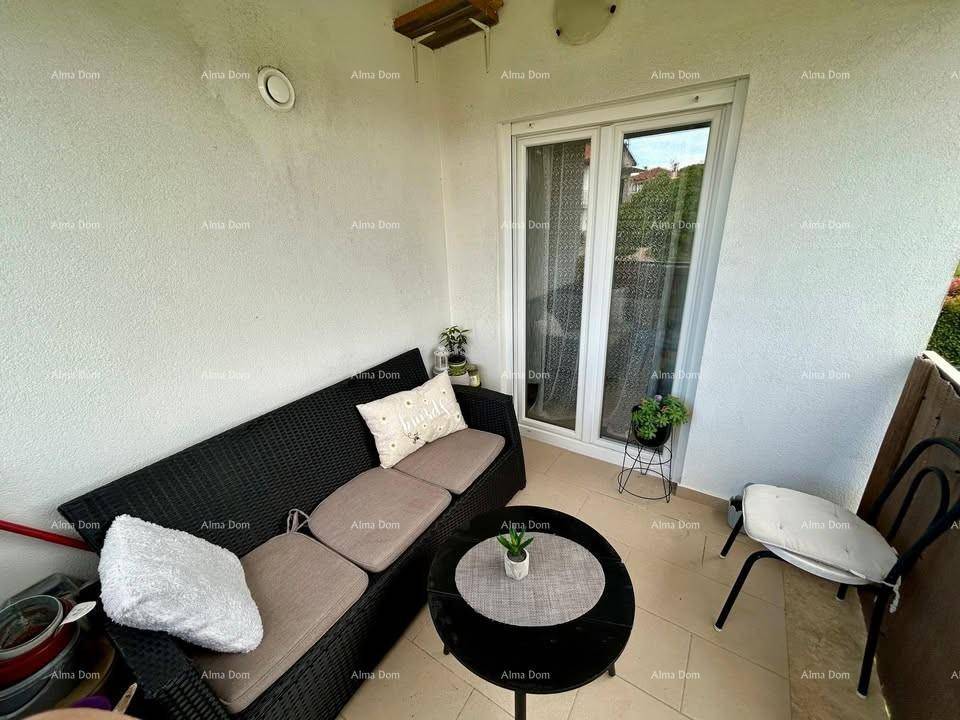 Gemütlicher Balkon mit bequemen Sitzmöbeln und Blick ins Grüne.