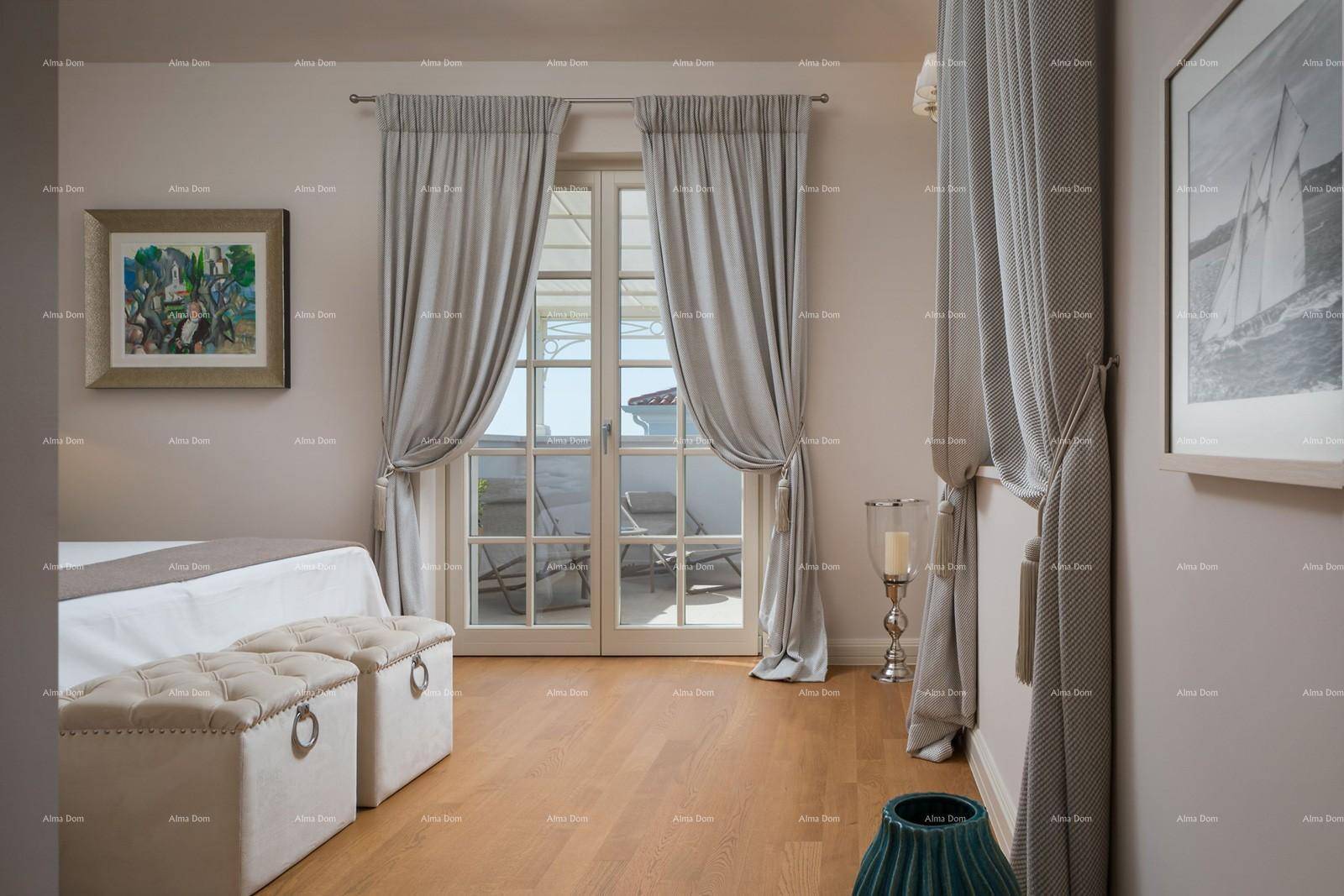Schlafzimmer mit Holzboden und französischen Türen, die auf eine private Terrasse führen.