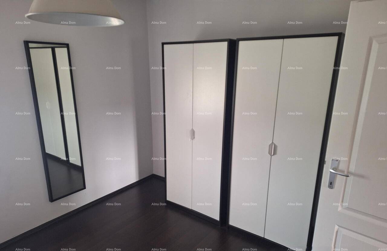 Schlafzimmer mit zwei Kleiderschränken und einem großen Wandspiegel, ideal für Ankleidezwecke.