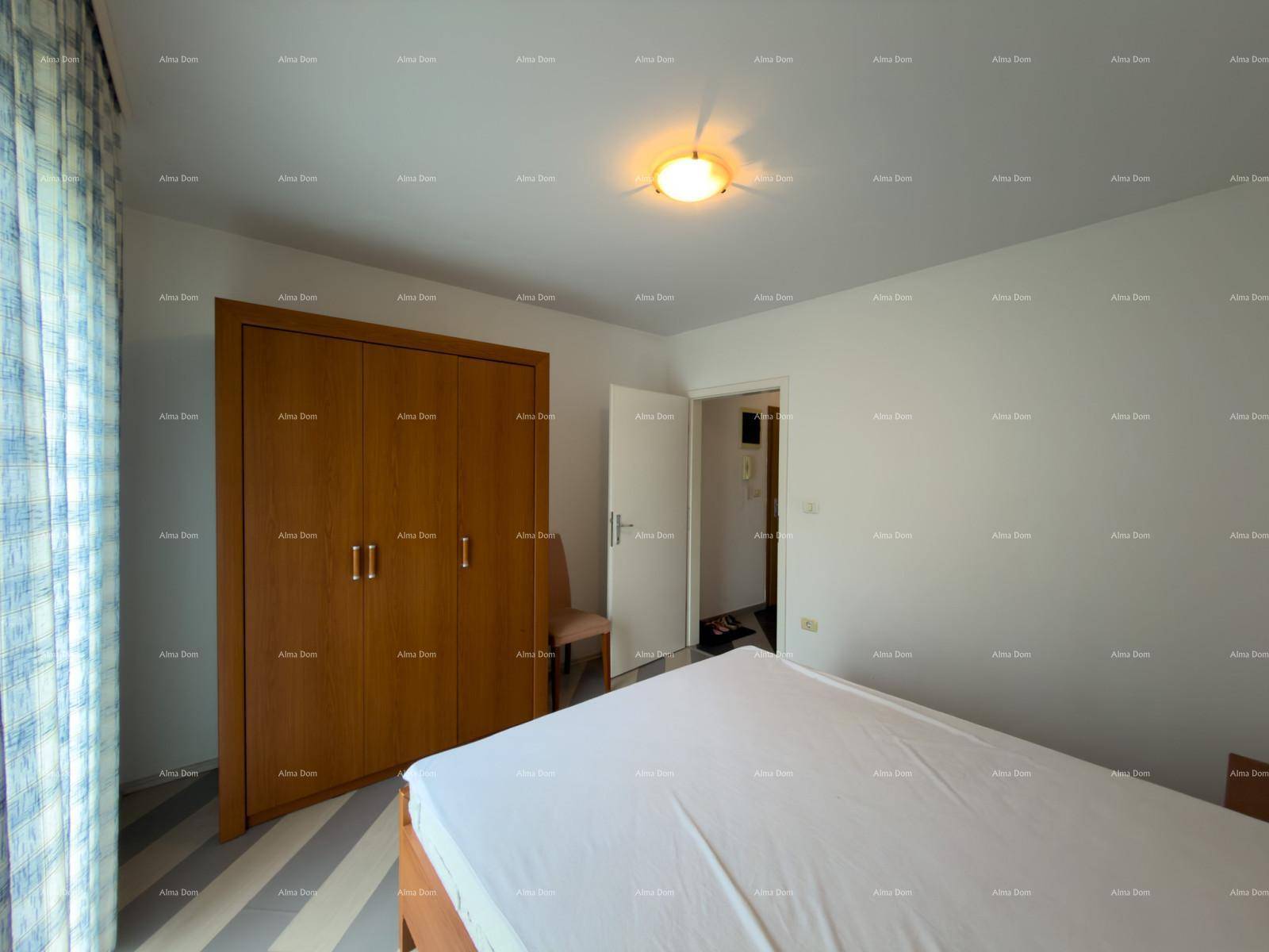 Geräumiges Schlafzimmer mit Holzkleiderschrank und Zugang zu einem weiteren Raum.