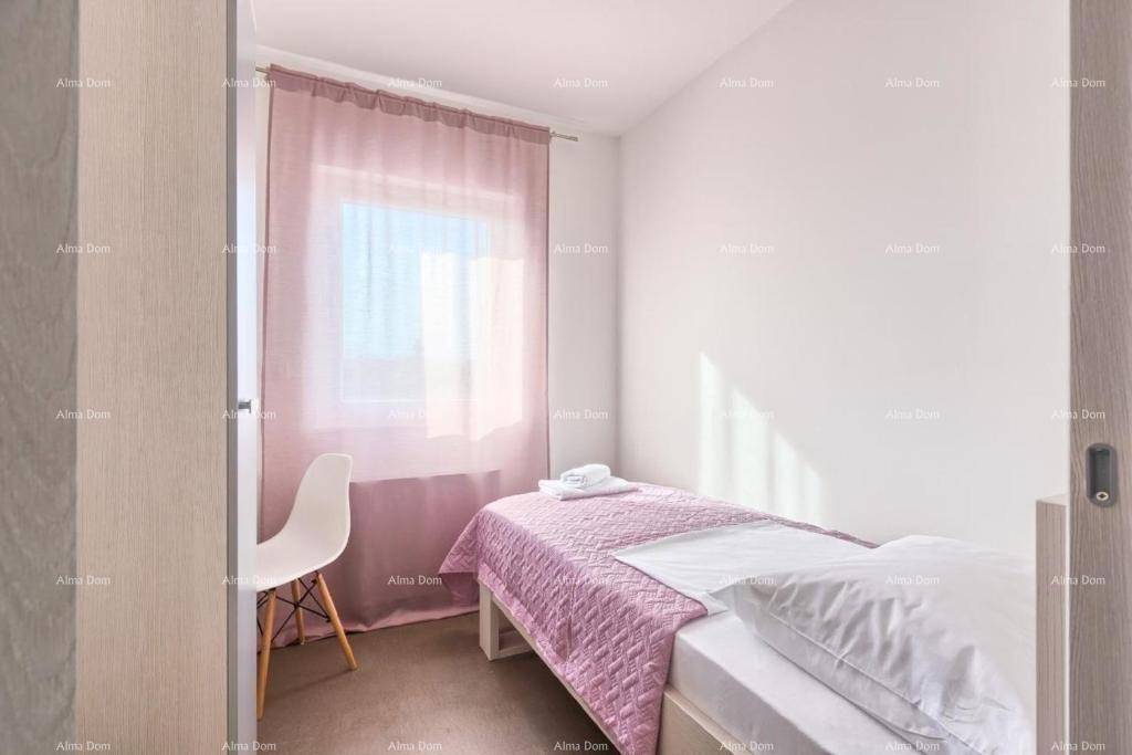 Helles Einzelzimmer mit gemütlichem Bett und rosa Vorhängen.