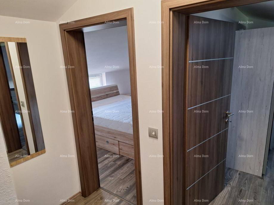 Flur mit Holztüren und Laminatboden, der zu den angrenzenden Zimmern führt.