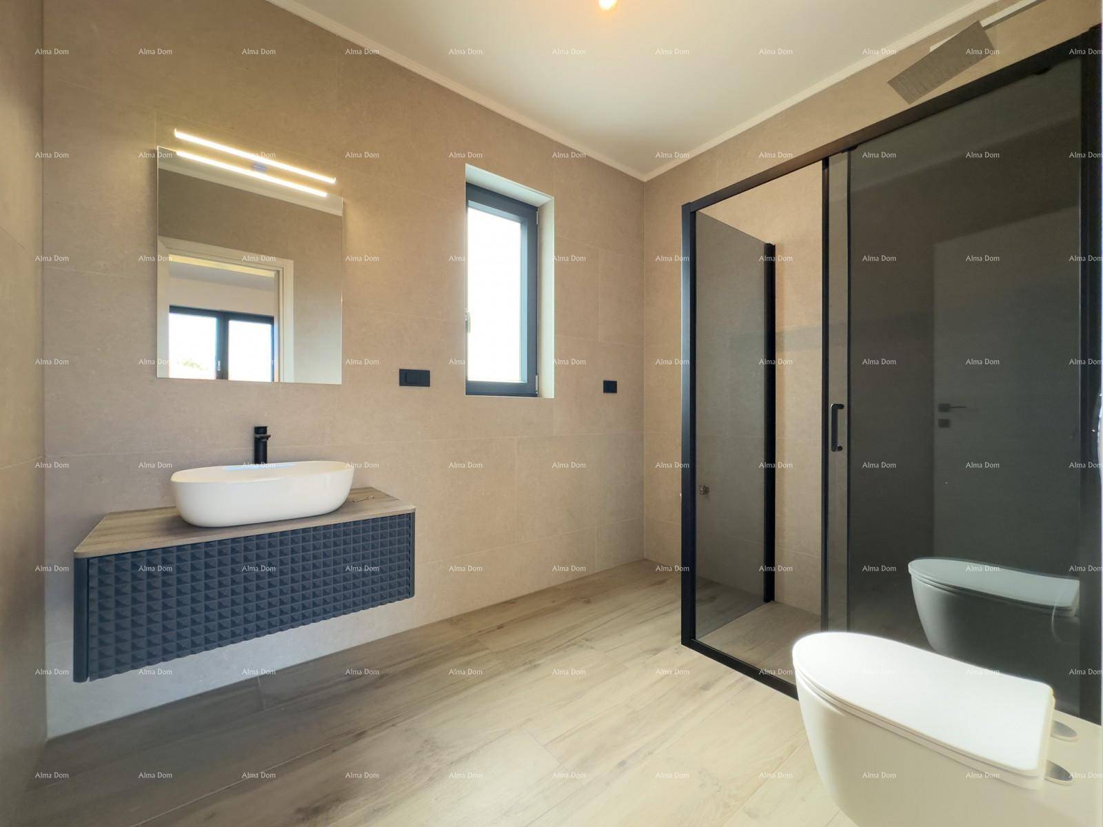 Modernes Badezimmer mit schwebendem Waschtisch, großzügiger Duschkabine und Fenster für natürliches Licht.