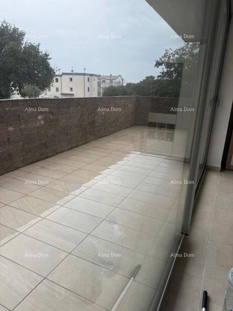Große geflieste Terrasse mit Blick auf die umliegenden Gebäude und Bäume.